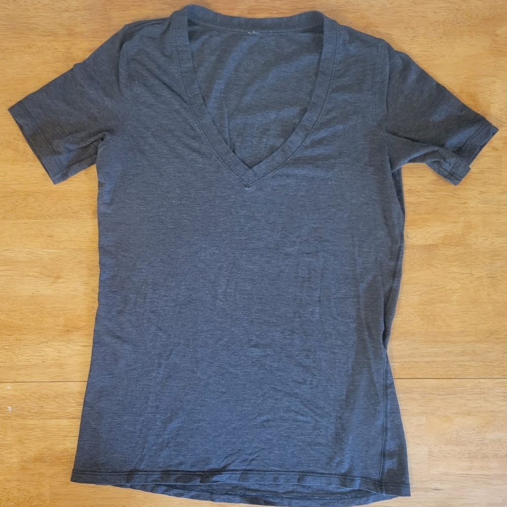 Lululemon V-neck tee size 6